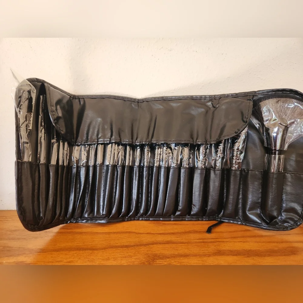 Makeup Brush Set 22 Piece NEW in Leather-Like Roll Up Travel Case